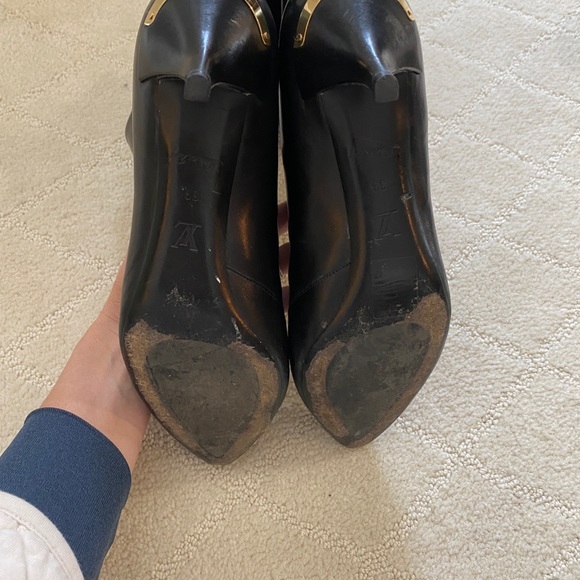 Louis Vuitton black booties can be worn up or down. Versatile and simple. - Picture 3 of 6
